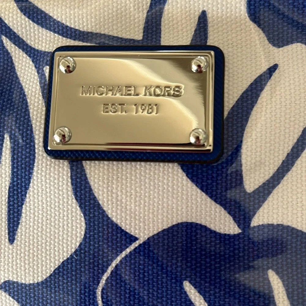 NWOT Michael Kors Eliza Blue White Floral Plastic Covered Canvas Makeup Pouch - Picture 3 of 12